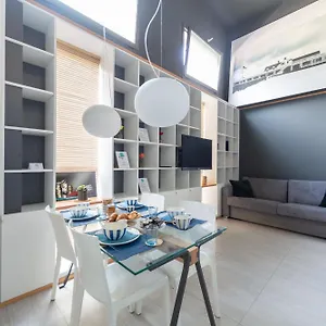 https://design-navigli-loft-hosted-by-sweetstay.italymilanhotels.net